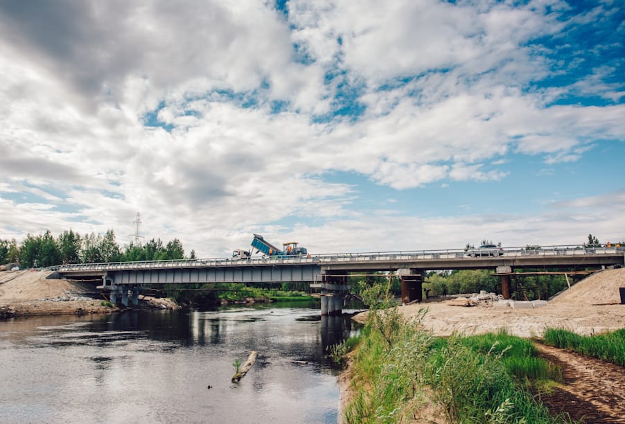 В Ханты-Мансийском автономном округе – Югре капитально ремонтируют мост через реку Ампуту